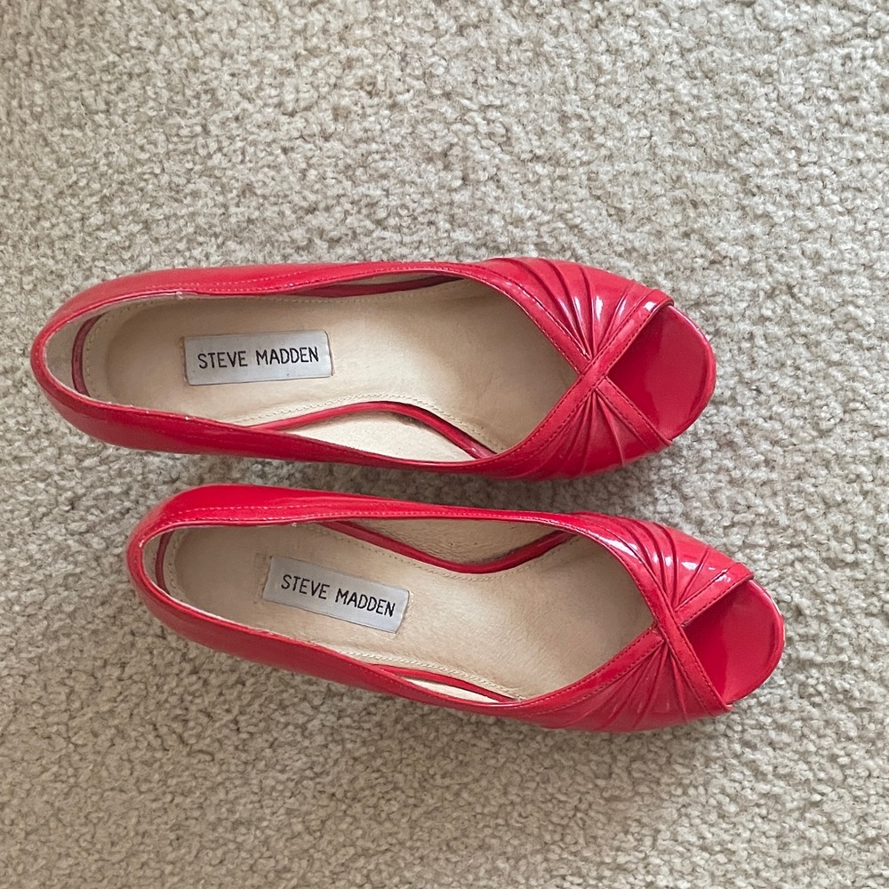 Steve Madden Red Peep-Toe heels